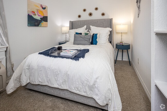 Studio, 1BA - 420SF