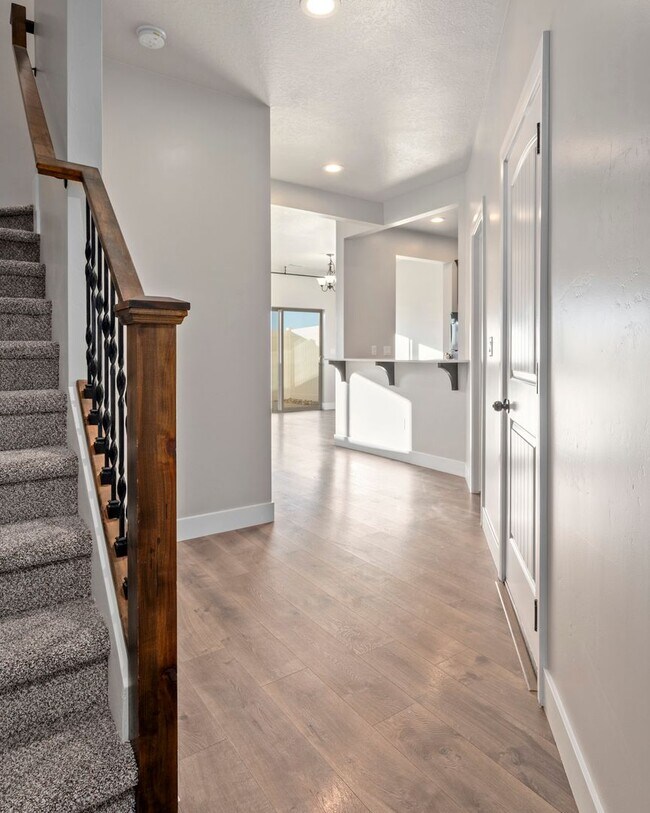 Photo - ** Move-In Bonus!** 3 Bed 2.5 Bath Townhom...