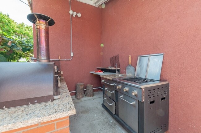 Building Photo - Beautiful 3 bedroom 2 bath with Central AC