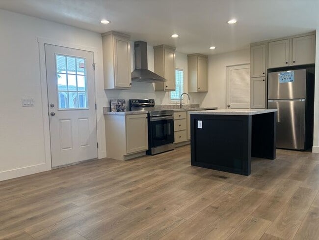 Photo - 2060 N Center St