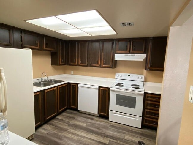 Photo - 937 Country Club Dr SE