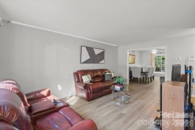 Photo - 2009 Stoney Point Ln Unit 24