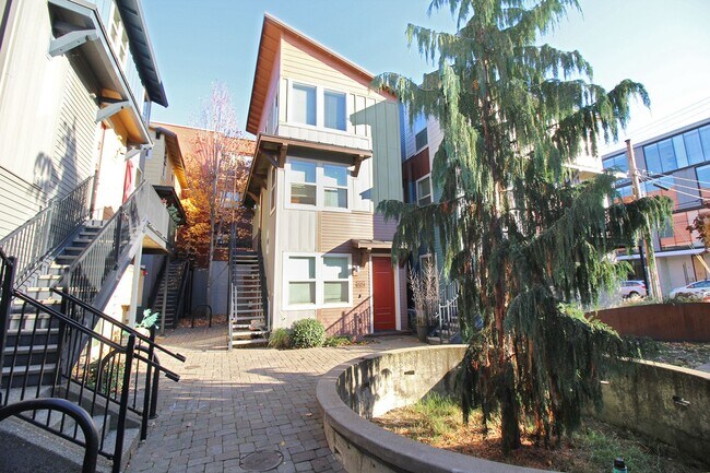 Photo - SE DIVISION/HAWTHORNE LOFT: FULLY FURNISHED