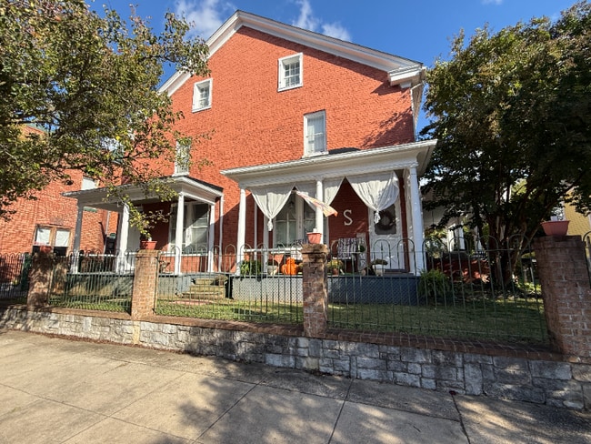 Building Photo - 398 W Race St