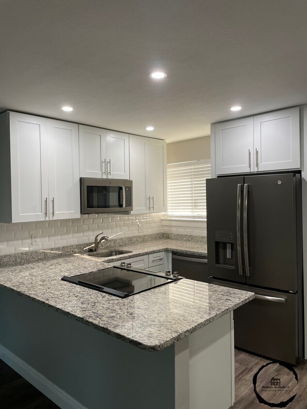 Large granite island with white shaker cabinets to ceiling. - 232 Orienta Point St (Altamonte Springs, FL)