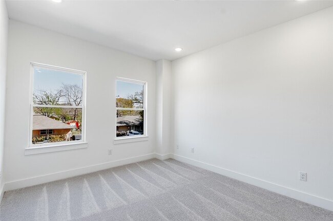 Building Photo - 610 E 41st St