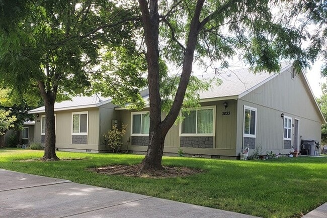 Building Photo - 3 bed 2 bath Single-Level townhome *Afford...