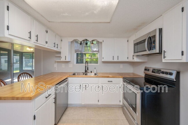Photo - 322 Kathleen Pl NW