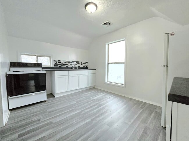 Photo - 3312 E Mishawaka Ave Unit 1/2 (upper)