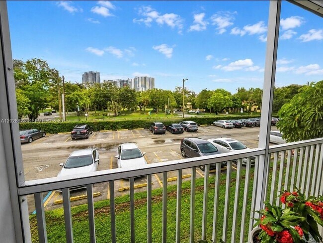 Photo - 16851 NE 23rd Ave Unidad B214