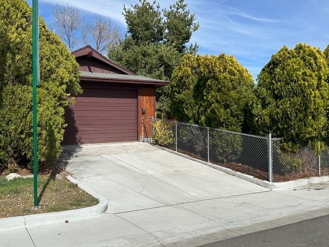 Building Photo - <b>Three Bedroom Home minutes from UNR<br><br> Unit 3029 Kings Row Reno, NV 89503