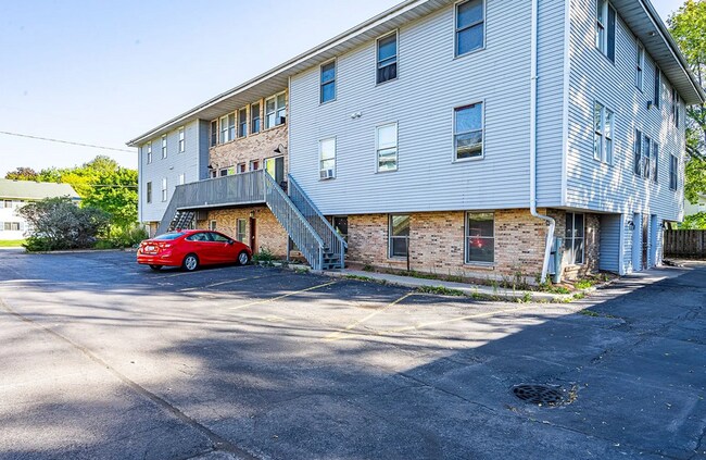 Building Photo - 825 Wisconsin St