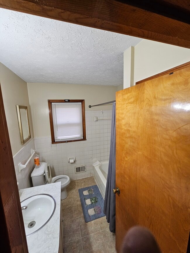 Bath - 714 Longfield Ave