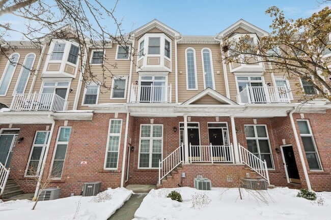 Photo - 273 Roslyn Ct