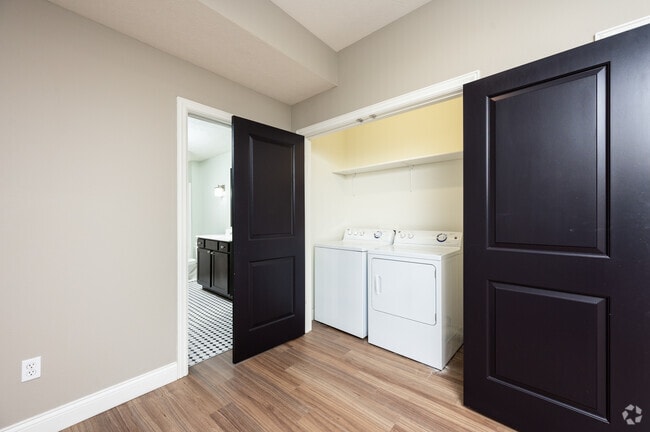 2BR, 2BA - 975SF - Laundry