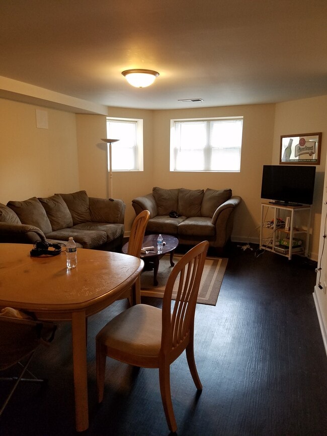 Living room - 1228 W Columbia Ave Unit Garden