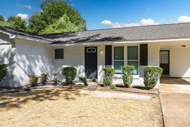 Photo - 3 bedroom, 2 bath recently renovated in So...