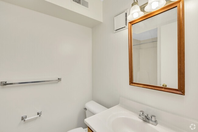 2BR, 2BA - 960SF - Bathroom