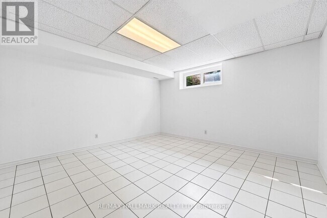 Photo - 402 Kingston Rd