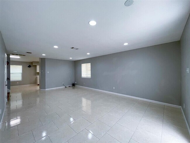 Photo - 13700 Lothian Dr