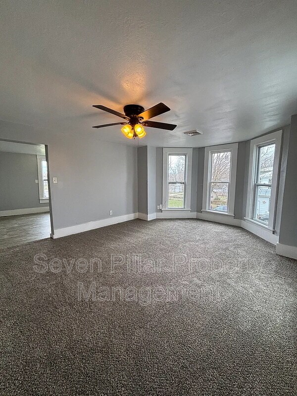 Photo - 703 E 4th St