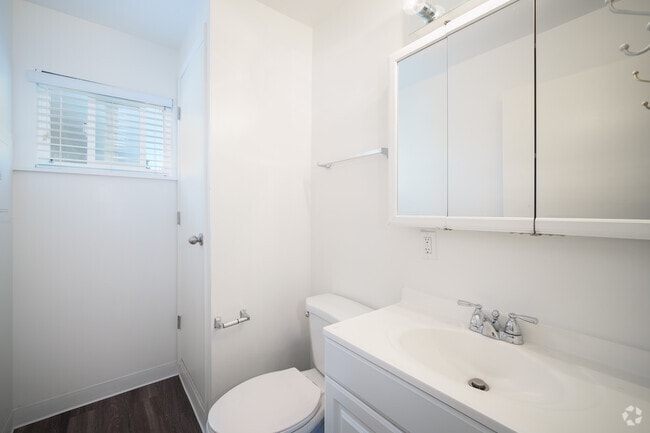 2BR, 1.5BA - 918SF - Second Bathroom