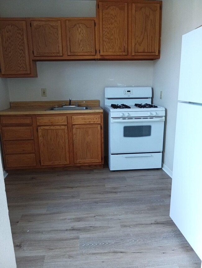 Building Photo - Three Bedrooms, One Bath in West Homestead Unit 4B