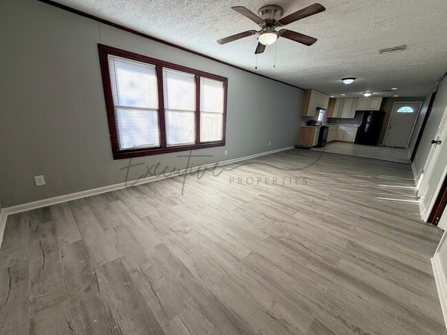 Photo - 3 Bedroom, 1.5 Bathroom Home with Bonus Room for Rent in Lake Charles