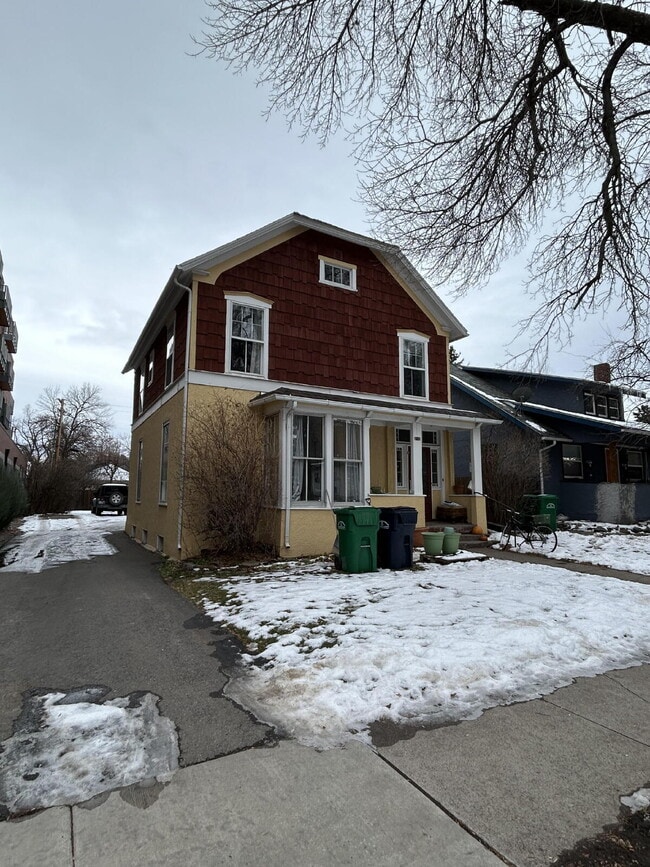 Building Photo - 2 Bed 1 Bath Unit 4