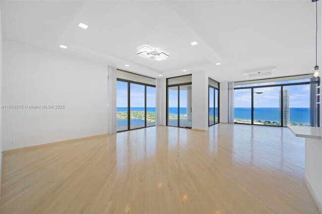 Building Photo - 19355 Turnberry Way Unit PHK