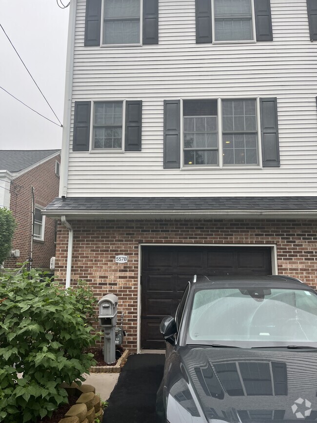 Building Photo - 557B Parker Ave Rental