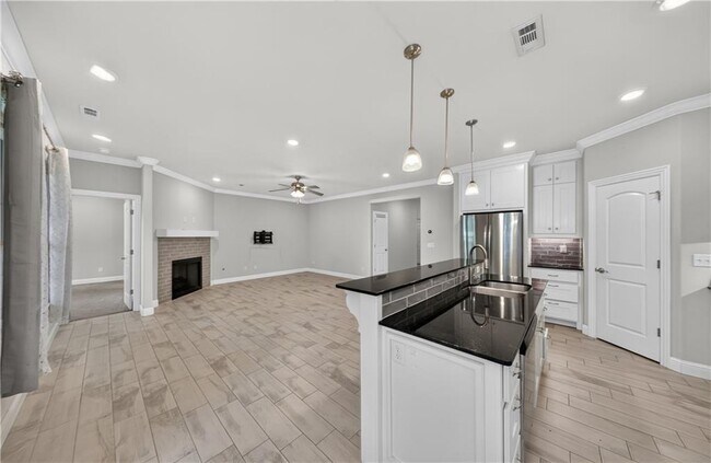 Photo - 730 Winston pl