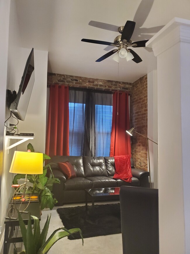 Cozy, comfortable living room with 50" Smart TV, free cable & Wi-Fi