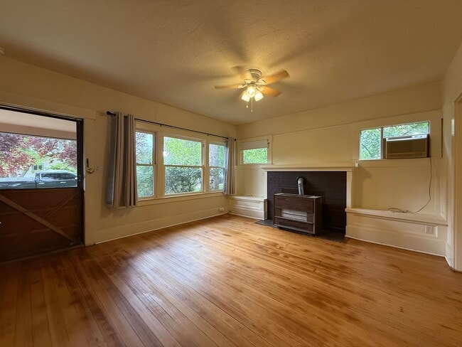 Photo - Charming, One bedroom duplex in Prime Ashland location | Available Now! Unidad 109 Fourth St