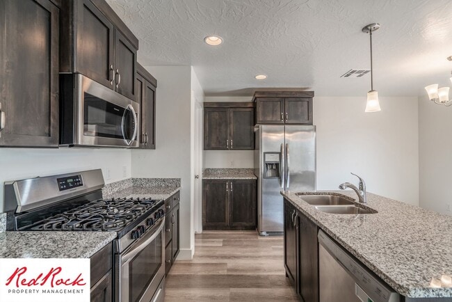 Building Photo - Gorgeous 4 Bedroom Desert Bluff Townhome!