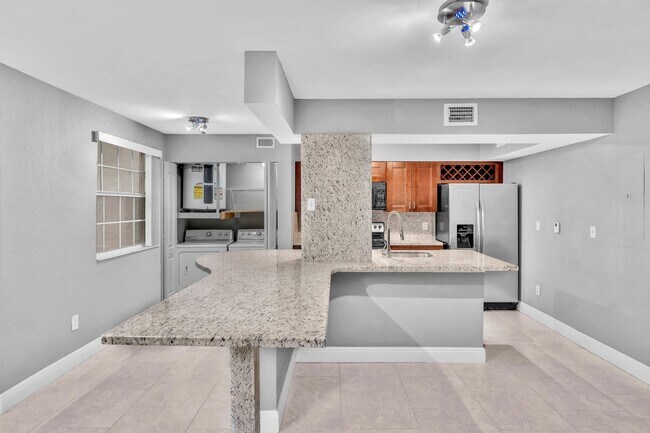 Photo - 2881 N Oakland Forest Dr Unidad 105