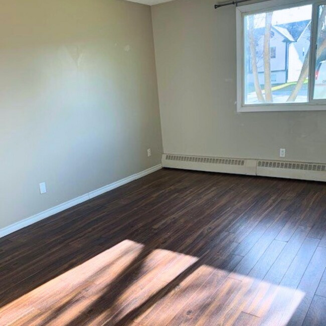 Photo - 8111-8196 102 St