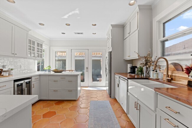 Photo - 1002 W Cottage St