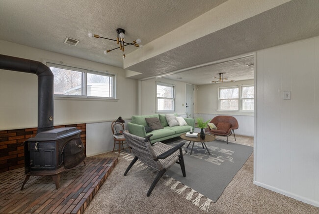 Photo - 729 Jessop Ave