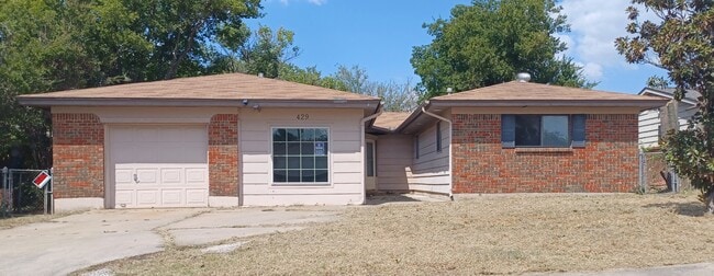 Building Photo - 429 W Fairchild Dr