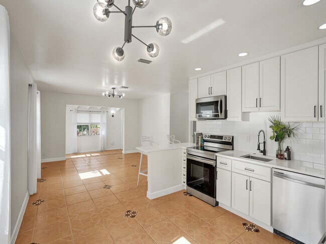 Photo - 920 NE 34th Ct