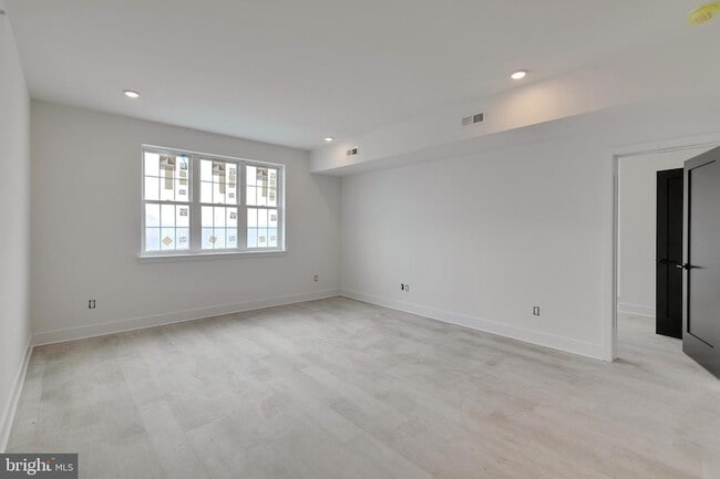 Photo - 3045-51 Richmond St Unit 205
