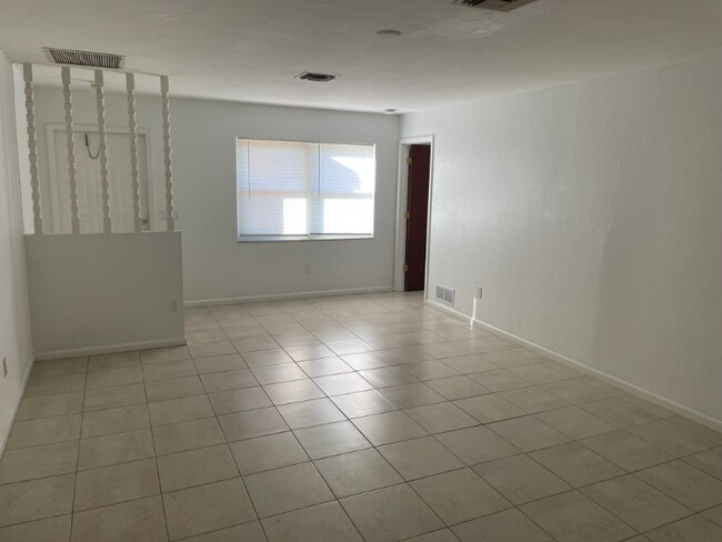 Photo - 10022-10028 8th St N