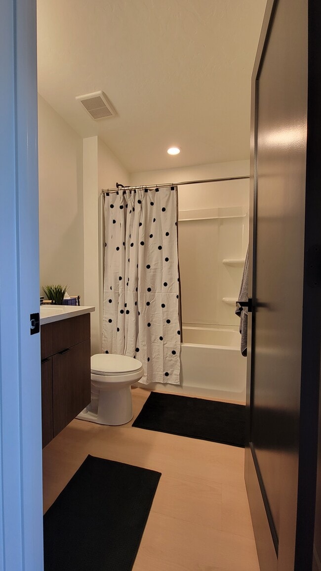 Baño del primer piso - 1739 S Main St