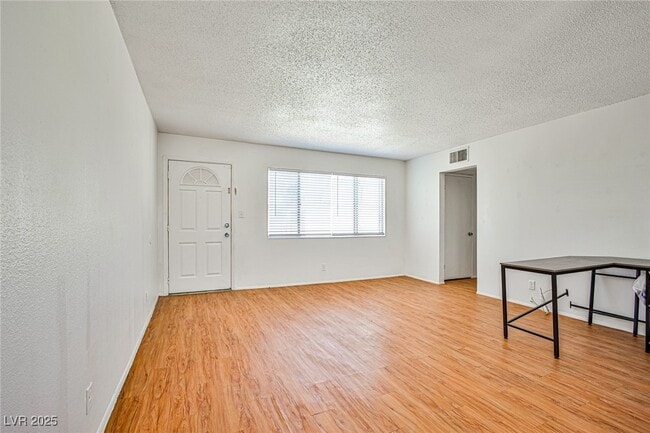 Building Photo - 5816 Bromley Ave Unit 6