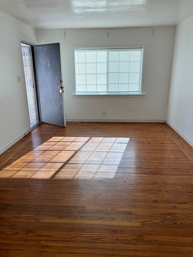 Living room - bright and sunny - wood floors - 1329 Rose St Unit B