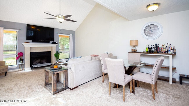 Photo - 437 W 9th St