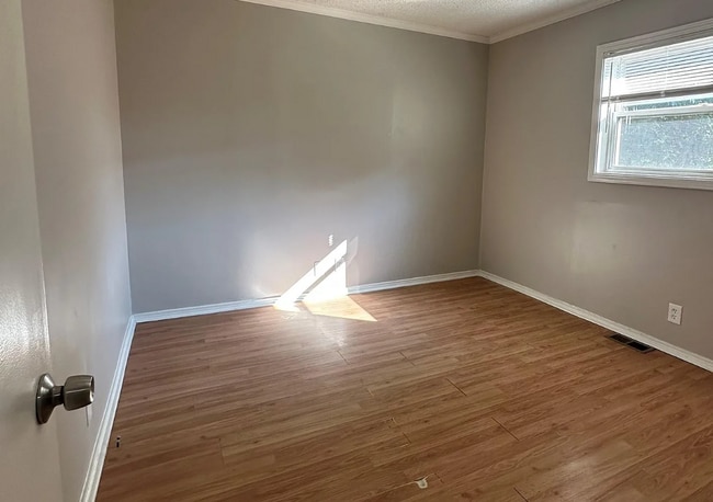 Photo - 136 Melba Ave SW