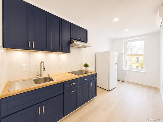Building Photo - 69-46 64th St Unit 2R