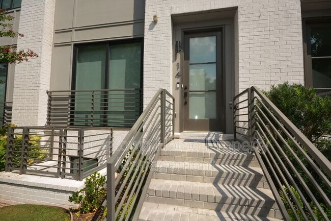 Photo - 550 N Highland Ave NE